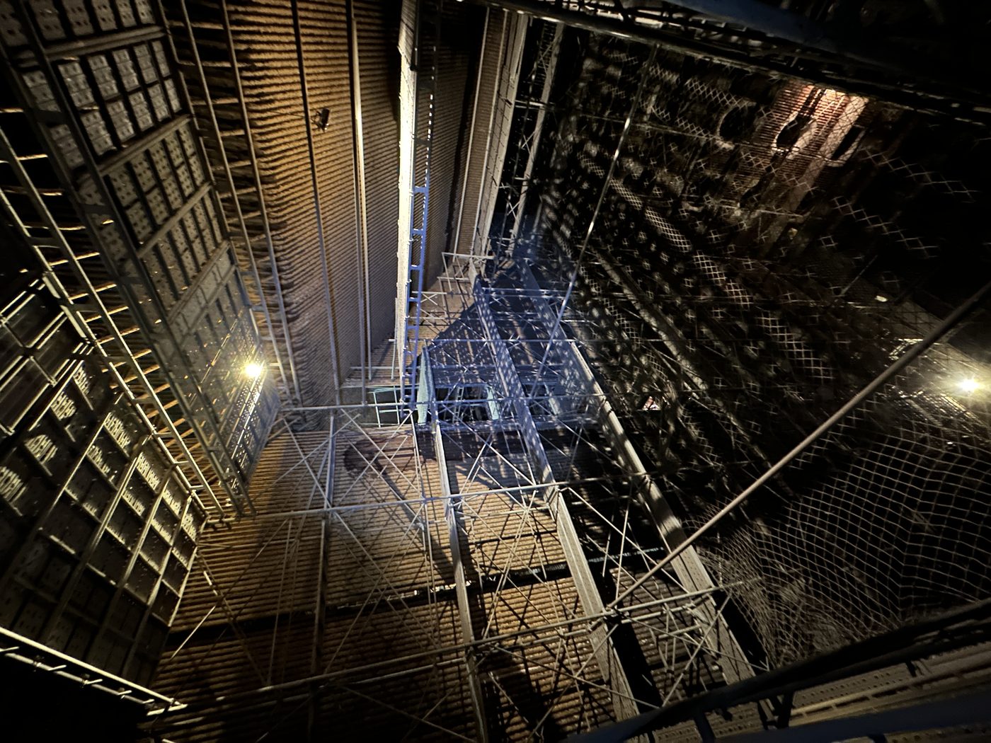 爐膛內搭設滿堂施工架